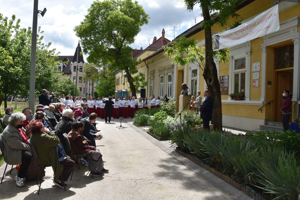 101 éve született Karol Wojtyla – Ünnepséget rendeztek a Wojtyla Ház előtt