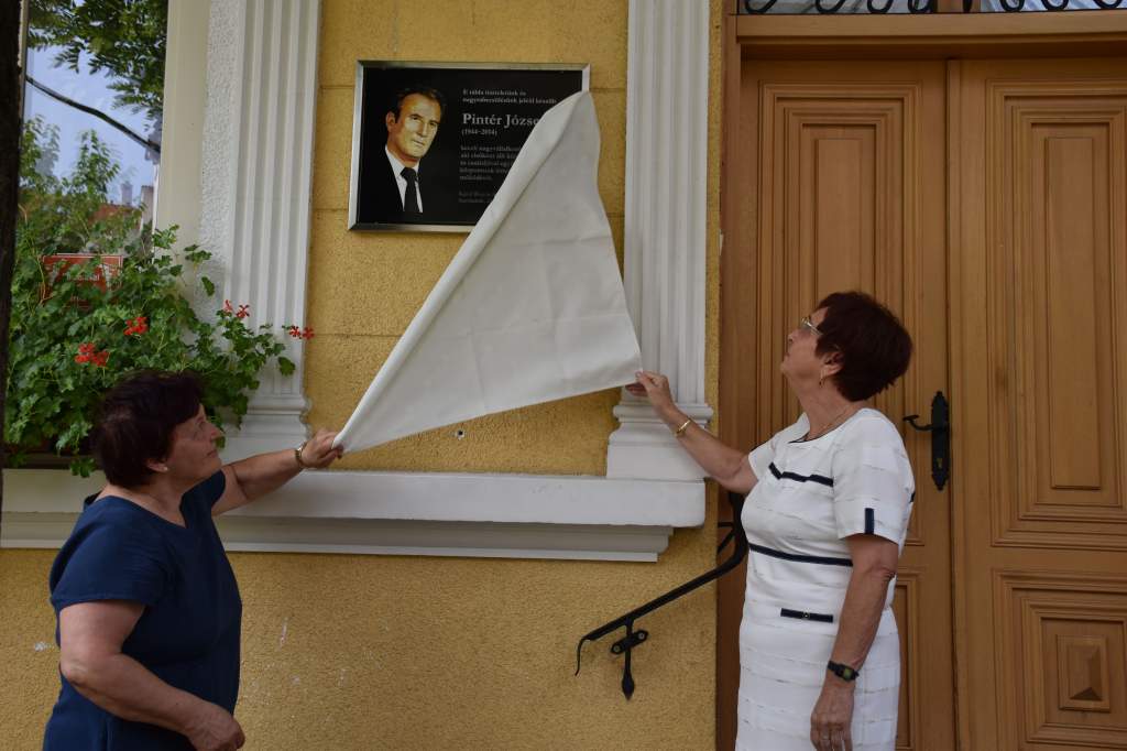 Pintér József tiszteletére emléktáblát avatott a Wojtyla sorsközösség