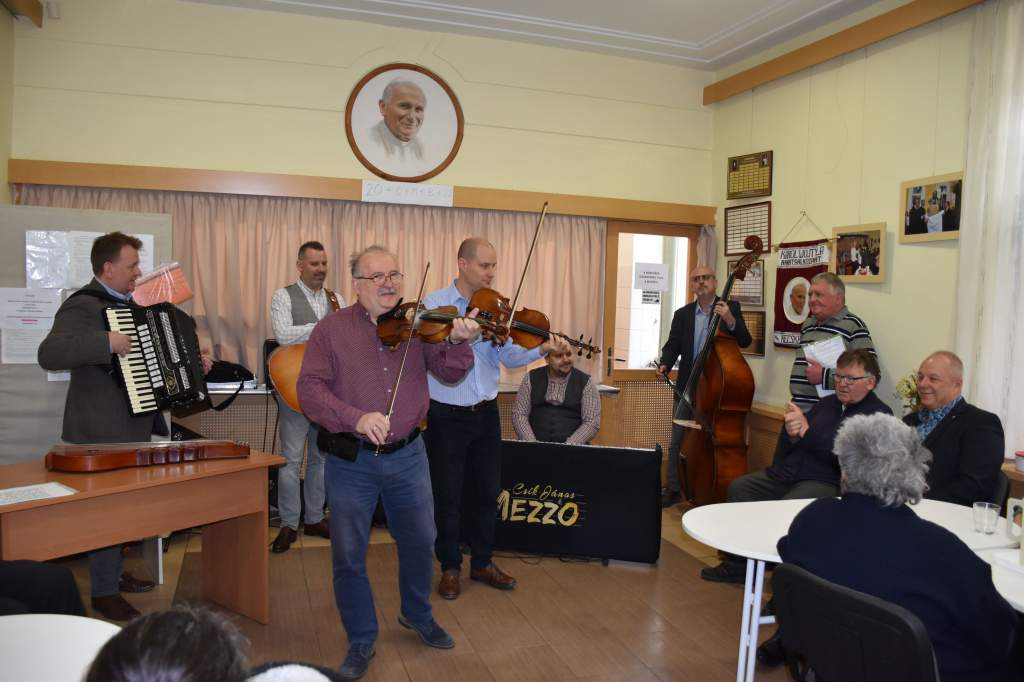 Csík János és a Mezzo zenekar varázsolt tavaszi hangulatot a Wojtyla Ház falai közé