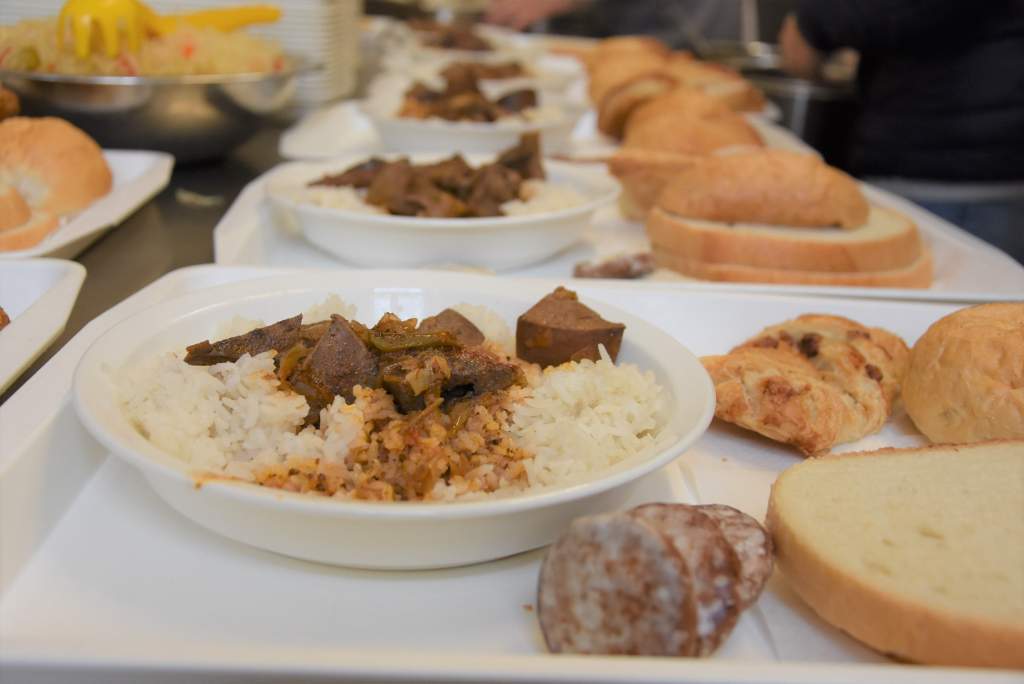 Ballószög polgármestere osztott ebédet a Wojtylában
