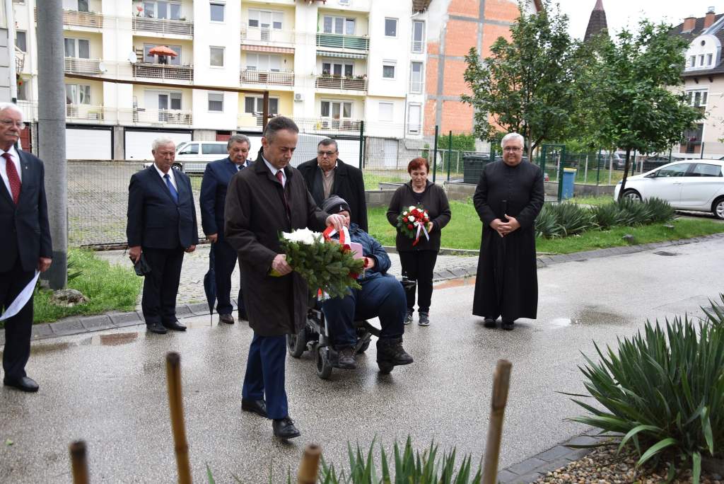 A lengyel konzul virágot helyezett el a Wojtyla-szobornál