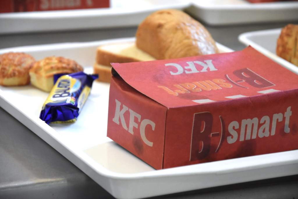 A pünkösdiek és a KFC szeretetebédjét ízlelték a Wojtyla népkonyha rászorultjai