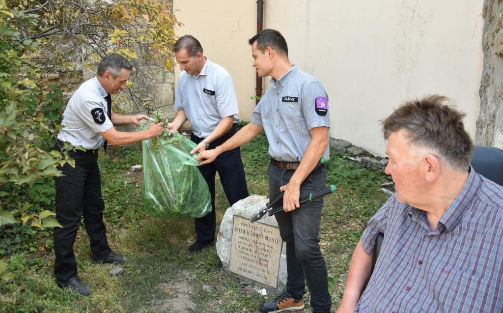 Rendszeres területrendezés vette kezdetét a főtéri Károlyi Bernát-emlékkőnél