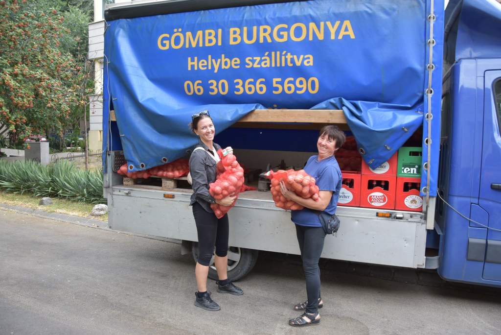 Öt zsák burgonya adomány a Göbölyös családtól