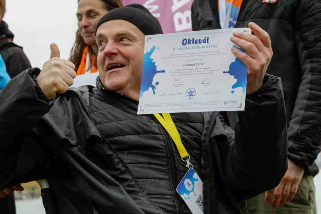 Elsőként vett részt kecskeméti parasportoló a téli Balaton-átúszáson