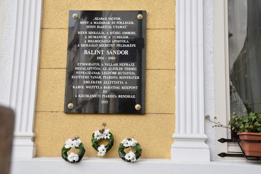Aki már életében legendává vált – Emléktáblával tisztelegtek a wojtylások Bálint Sándor, a szegedi szent ember életútja előtt