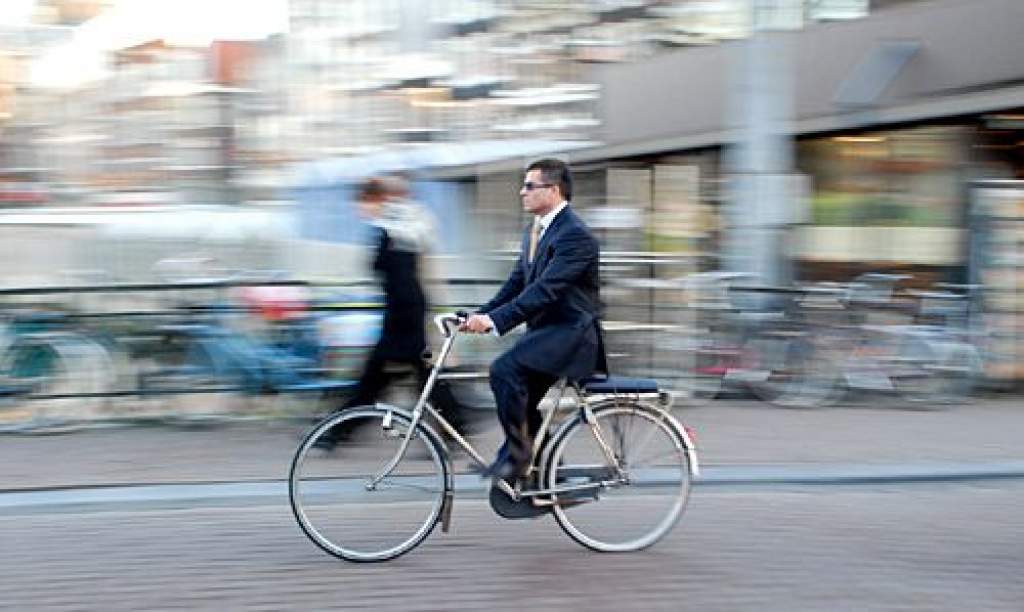 Biciklivel járnak a diplomaták
