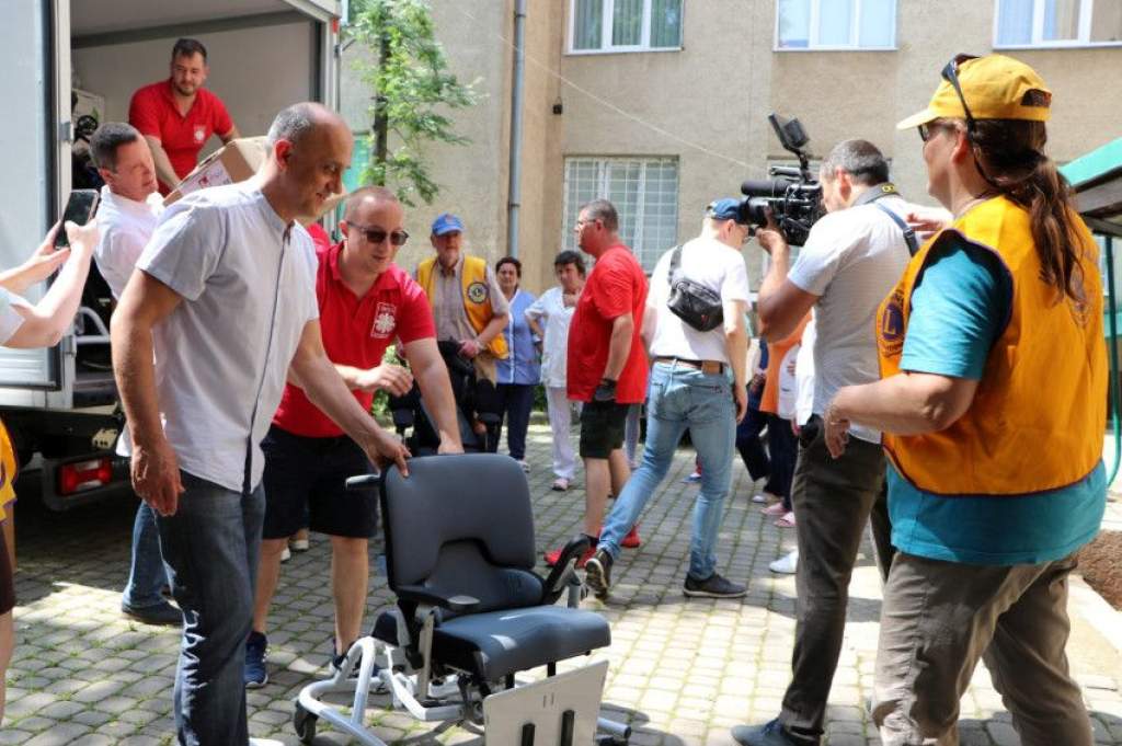 Gyermekkerekesszékeket, kórházi felszereléseket és tartós élelmiszert vitt a Karitász Kárpátaljára 
