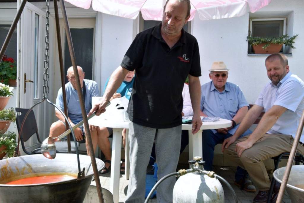 A szeretet íze – Algyői halászlé a Wojtylában A szeretet íze – Algyői halászlé a Wojtylában