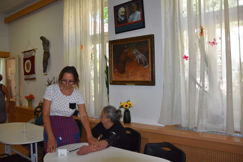 Vérnyomást mértek a Wojtyla Házban