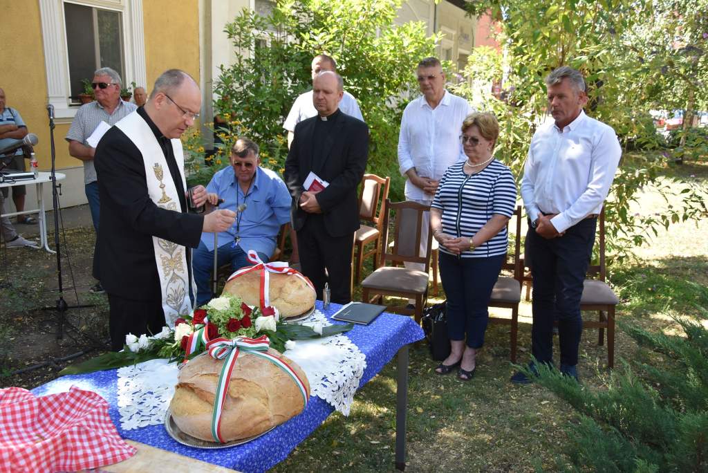 Megáldották a szegények kenyerét