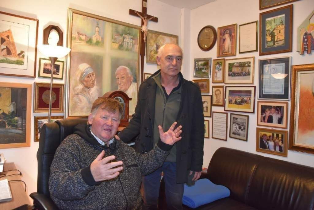 Ecsettel festett sorsok – Bruncsák András csendes nagylelkűsége Ecsettel festett sorsok – Bruncsák András csendes nagylelkűsége