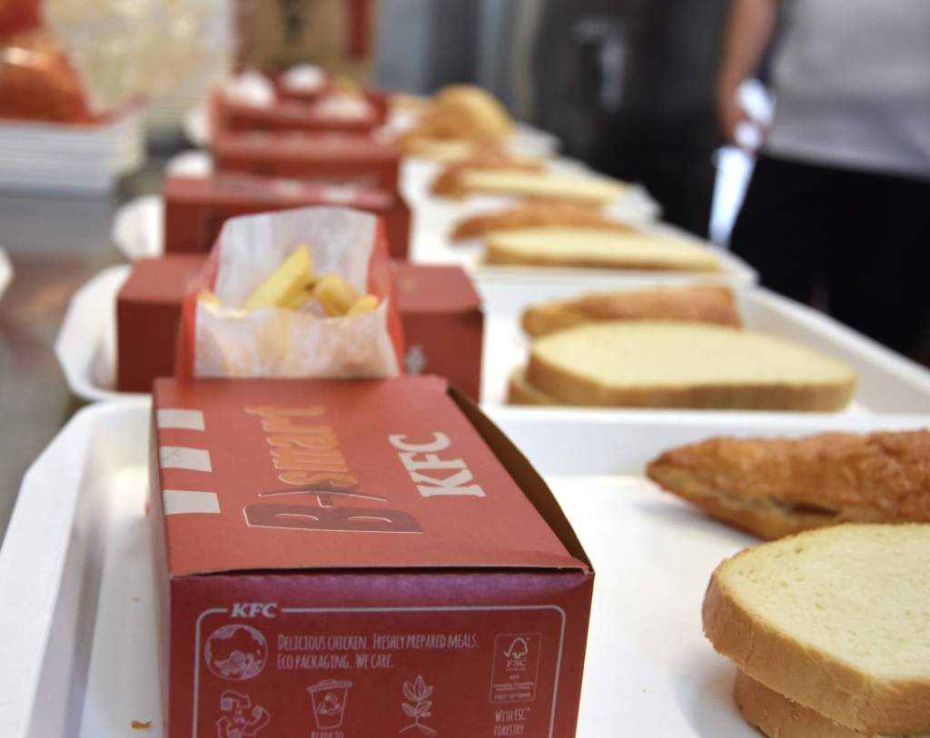 Emberi jóság dobozokba csomagolva – A pünkösdiek és a KFC szeretetebédjét ízlelték a rászorultak Emberi jóság dobozokba csomagolva – A pünkösdiek és a KFC szeretetebédjét ízlelték a rászorultak