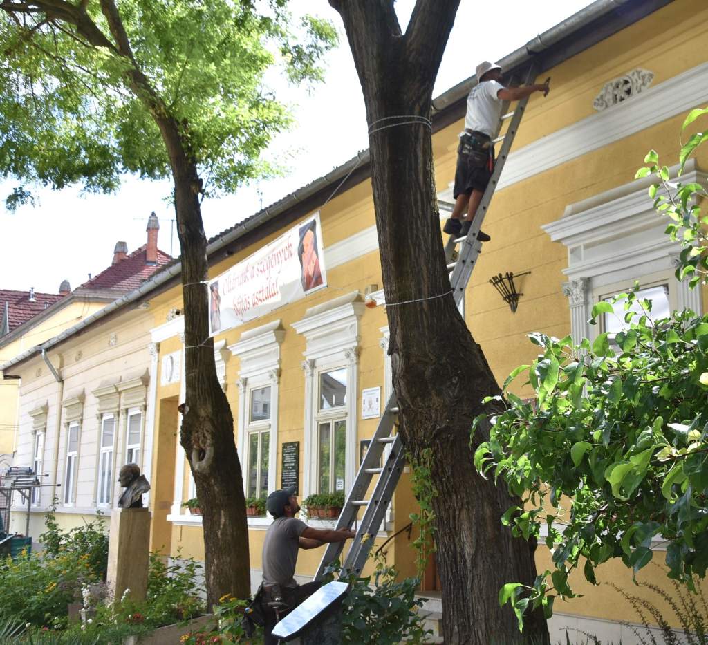 Csatornát tisztítottak a Wojtyla Ház támogatói