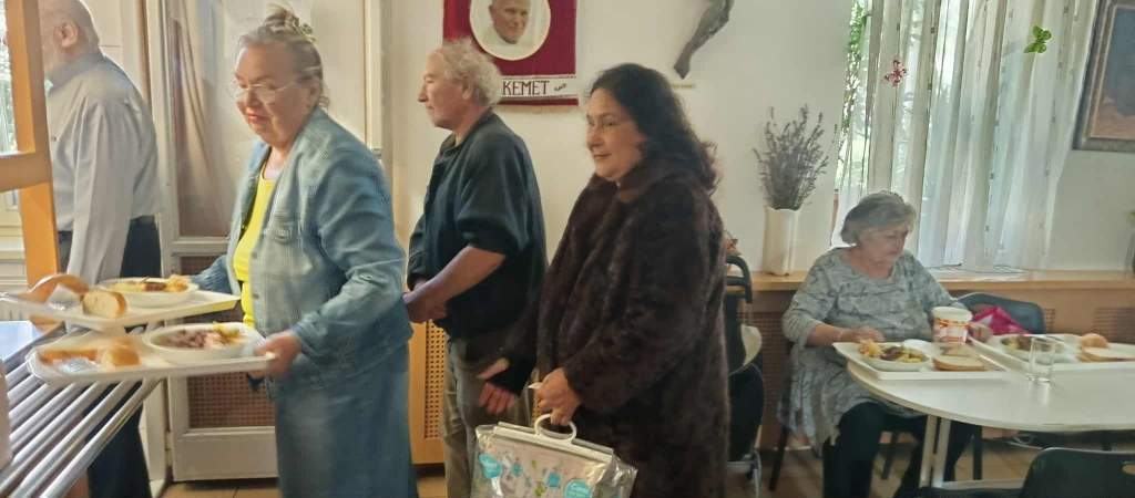 Resztelt májjal vendégelte meg a rászorultakat a Porció-Ék Kft.