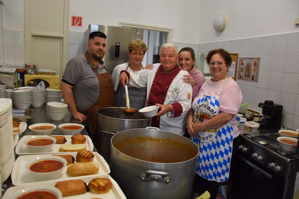 Garaczi János osztott ebédet a Wojtylában