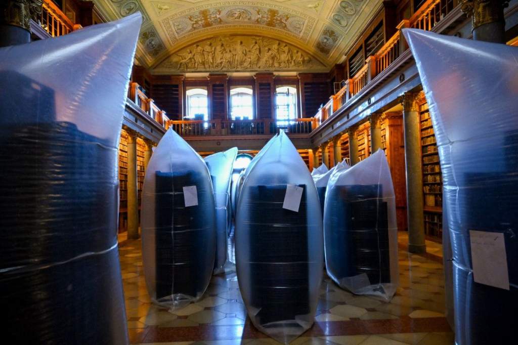 Folytatódnak az állományvédelmi munkálatok a pannonhalmi főkönyvtárban Folytatódnak az állományvédelmi munkálatok a pannonhalmi főkönyvtárban