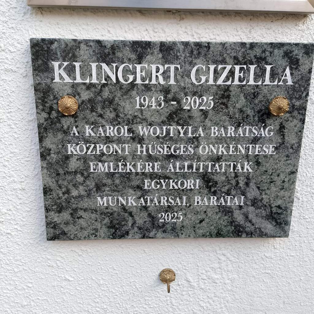 Márványtábla hirdeti a hűséges önkéntes emlékét