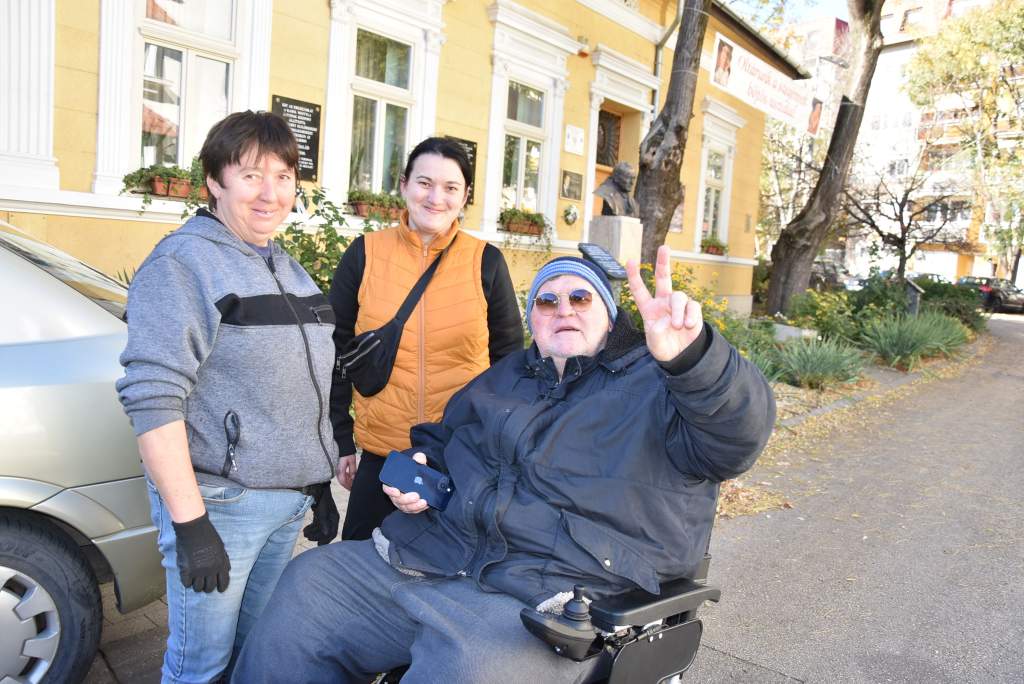 Öt zsák burgonya adomány a Göbölyös családtól