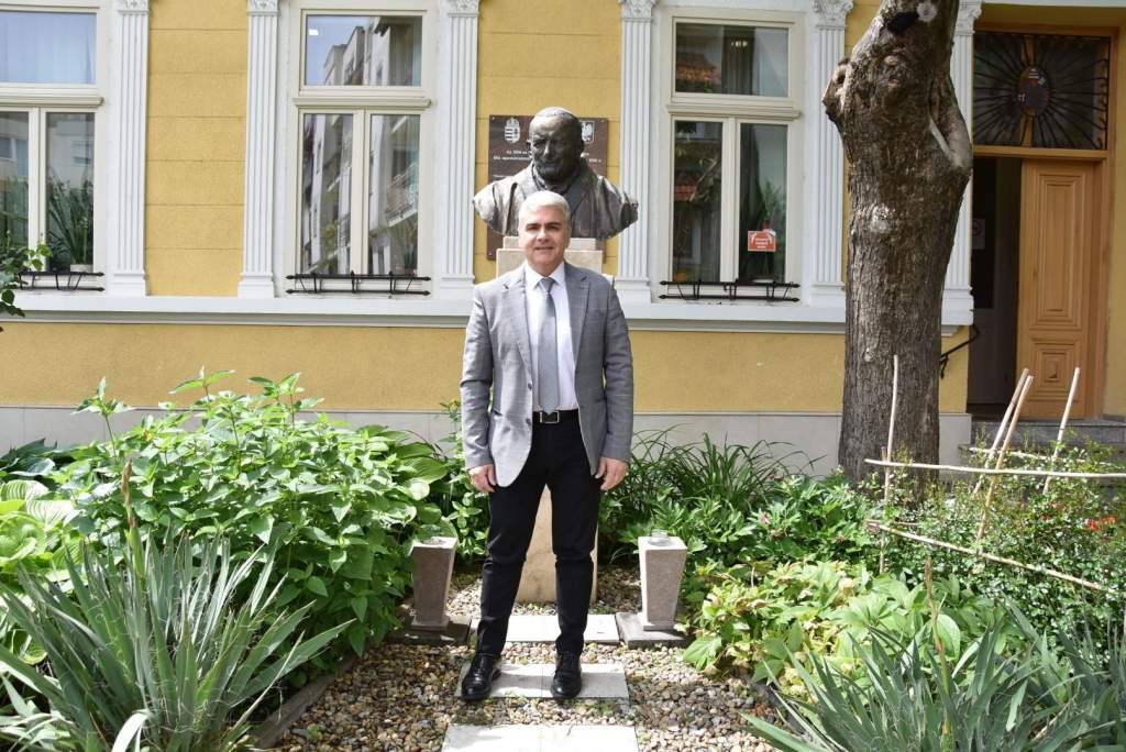 Tudomány és ételadomány Szécsi professzortól