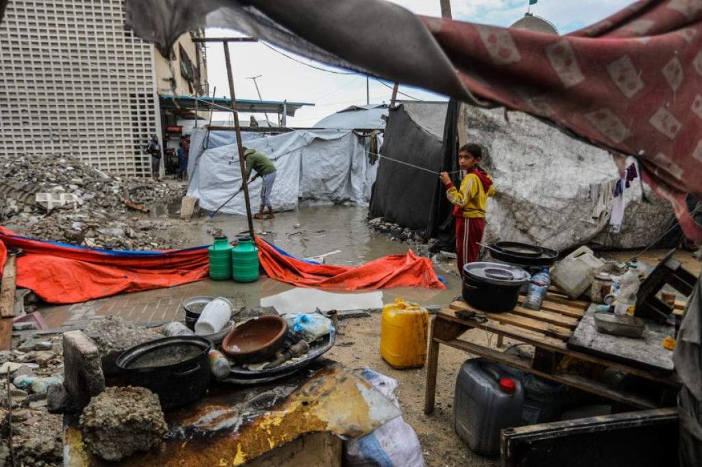 Romanelli gázai plébános: Bombázások és esőzések nehezítik tovább a gázaiak életét 