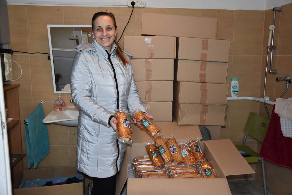 Hatvani László bejgli-adománya a karácsony örömhírét viszi a rászorulóknak