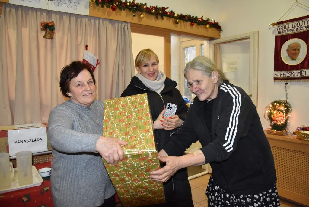 Szeretetcsomagokat vehettek át a Wojtyla Ház idei legszorgalmasabb önkéntesei