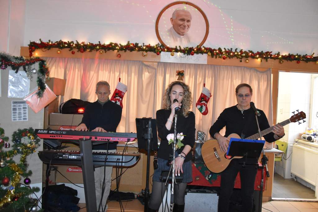 A Spreading zenekar adott ünnepi koncertet a Wojtyla Ház „pódiumán”