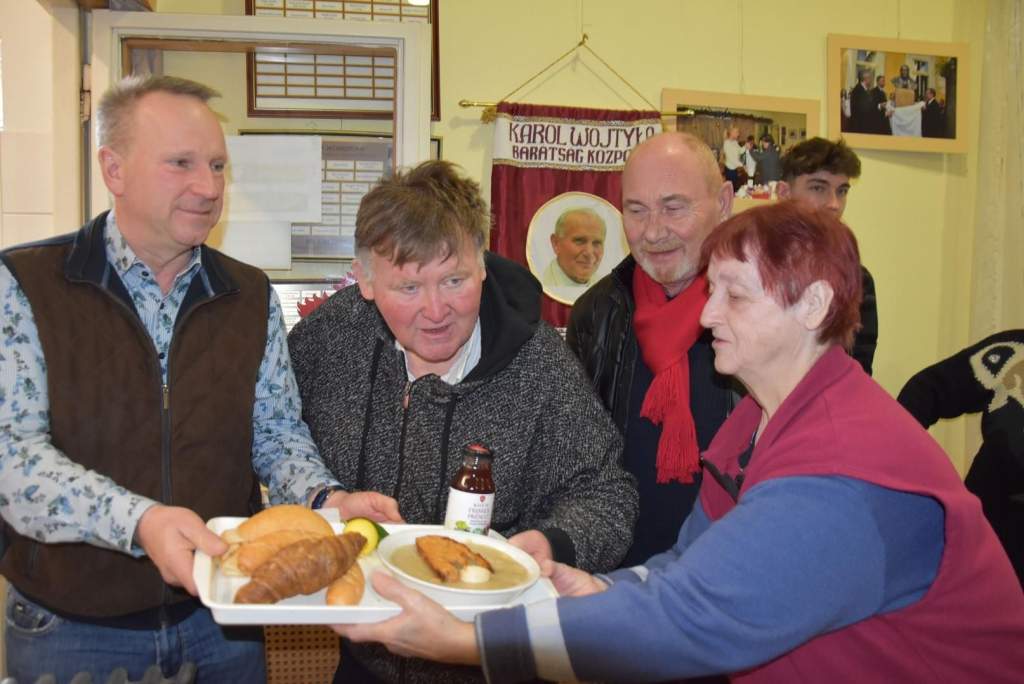 Irodalom és nemeslelkűség: Koch Csaba felajánlása a rászorulókért