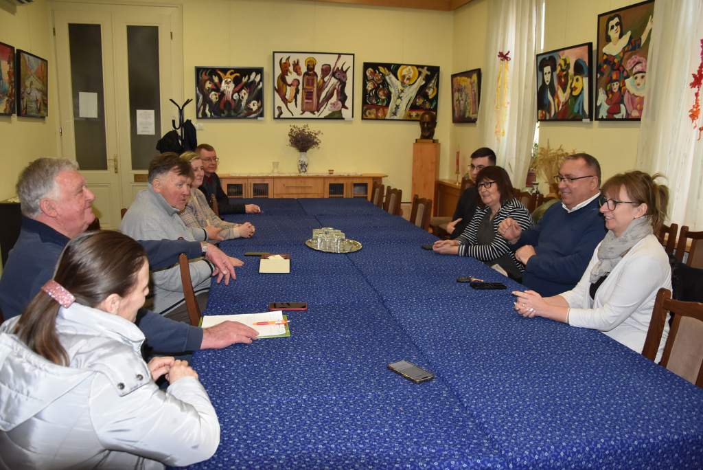 Téglába ágyazott szövetség: a Wojtyla Házba látogatott a tiszaszentimrei „téglagyűjtő” polgármester-lelkész Téglába ágyazott szövetség: a Wojtyla Házba látogatott a tiszaszentimrei „téglagyűjtő” polgármester-lelkész