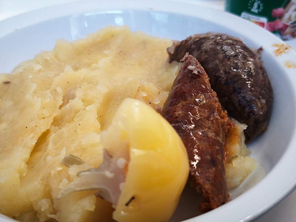 Sorsok találkozása a terített asztal mellett: Andrássy Cintia szeretet missziója