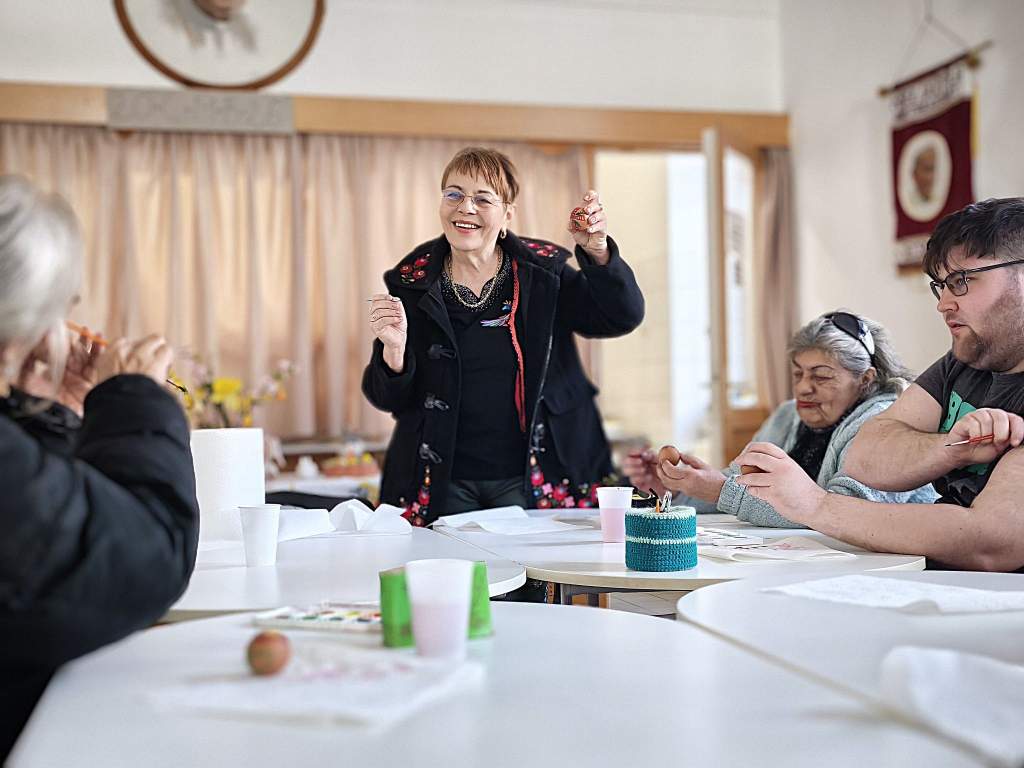Tojásokat festett Zsigóné Kati a Wojtyla Ház gondozottjaival
