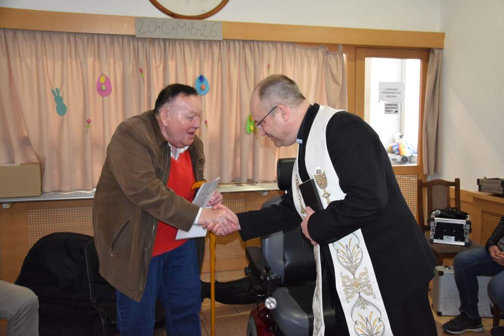 Elektromos kerekesszéket adományozott a Wojtyla Ház Oskolás Jánosnak