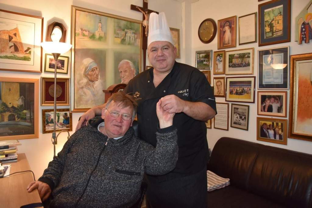 A nagyvonalúság receptje: Holló Tibor konyhájának ízei az elesettek böjtös asztalán