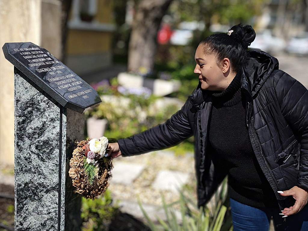 Koszorúzás Wagner Viktória emlékművénél