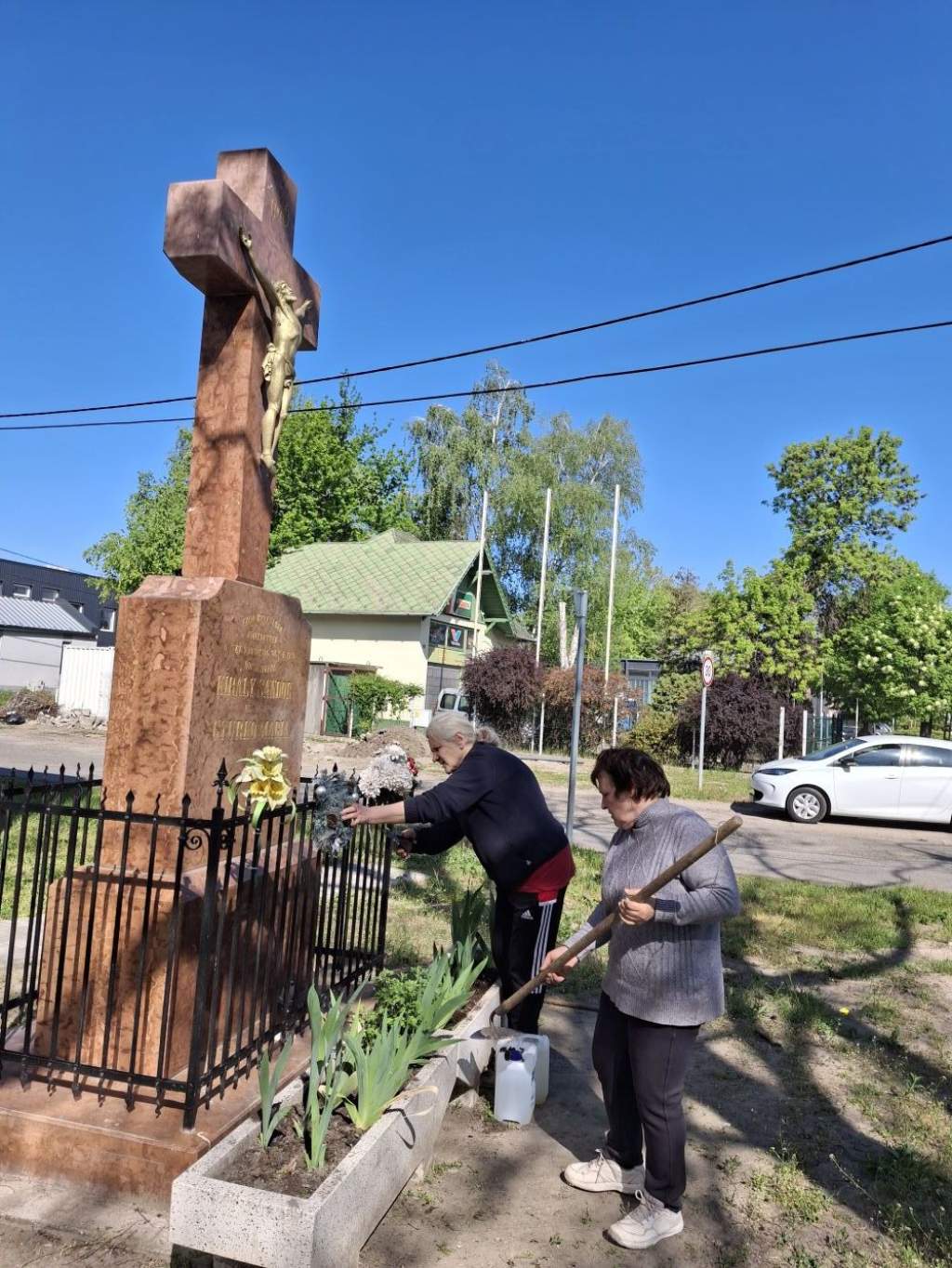Megújult a Kinizsi utcai feszület és Révész István végső nyughelyének környezete