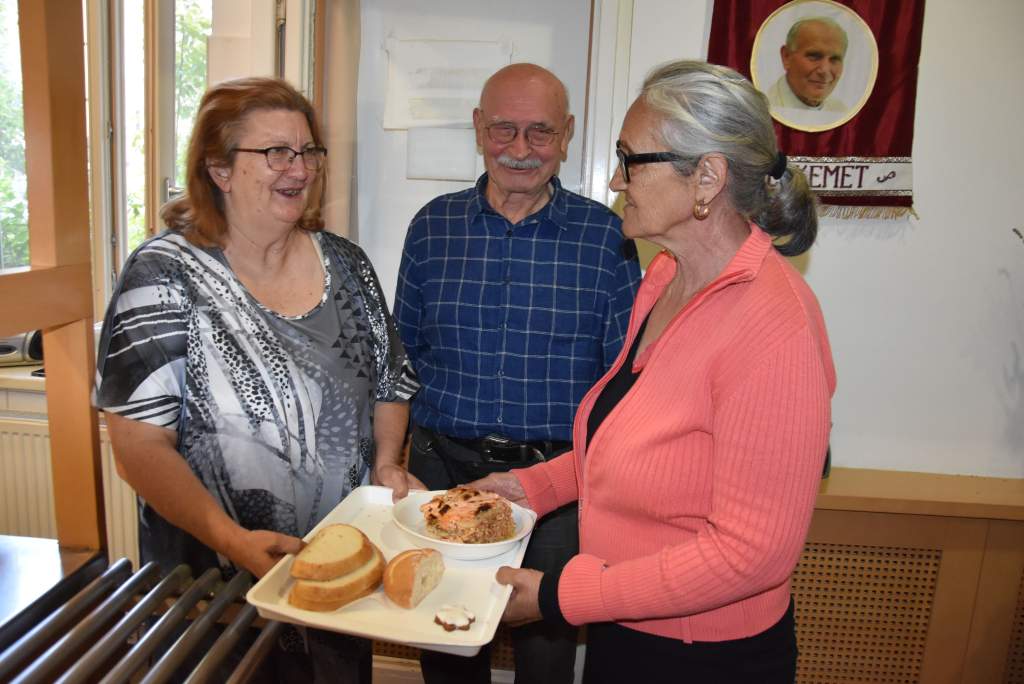 Júniusban is égett a szeretet lángja: Cornelia és Lajos újabb ebédadománya