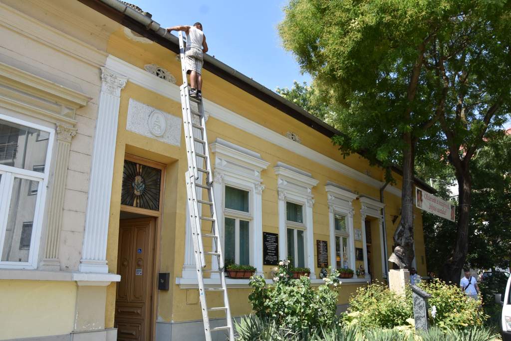 Csatornát tisztítottak a Wojtyla támogatói