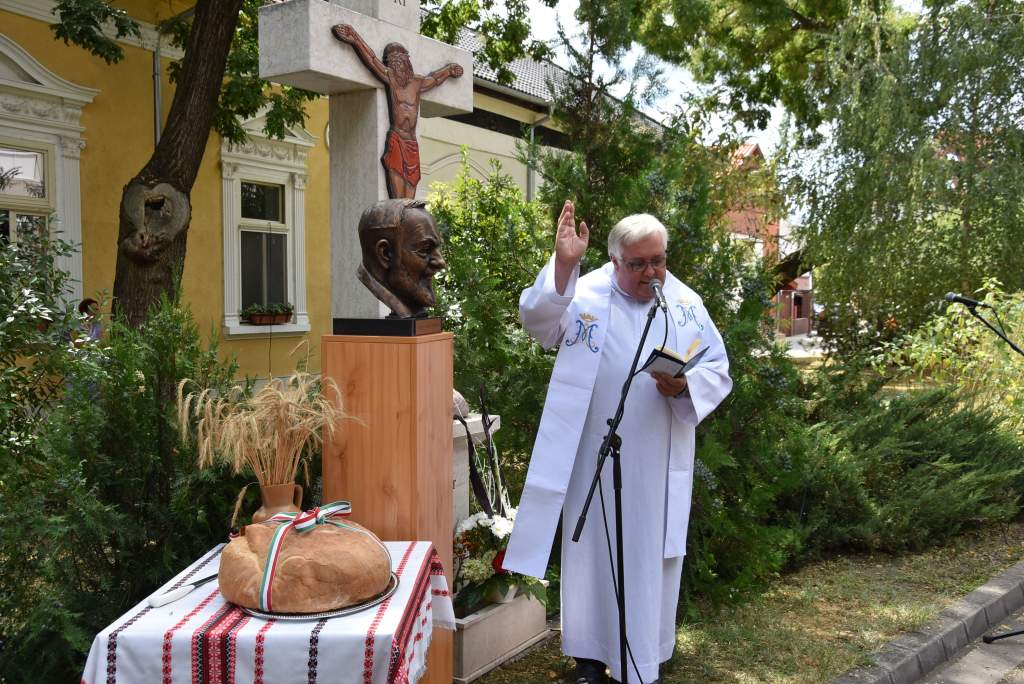 Papi áldásban részesült az újkenyér