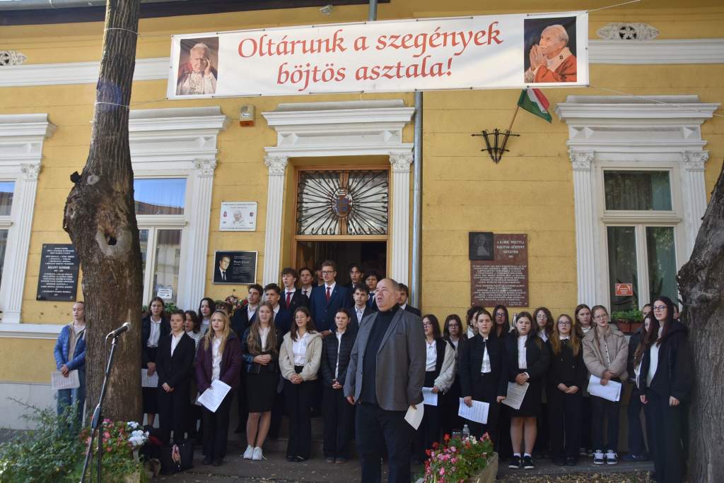 Isten szolgái, a szellem óriásai: Három piarista emlékművet koszorúztak a Wojtyla Ház előtt
