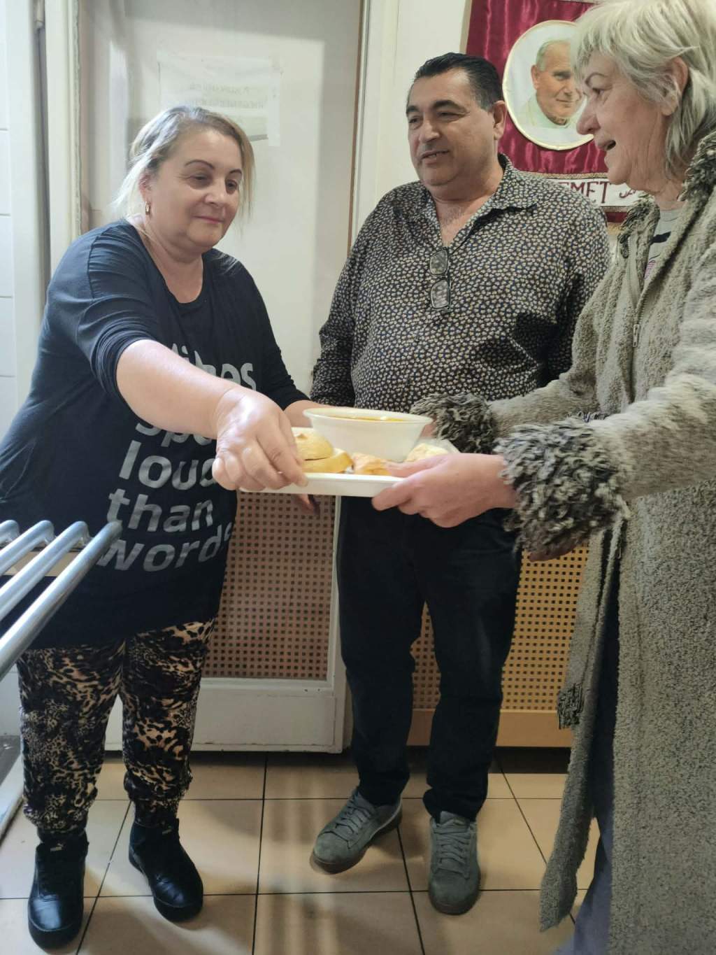 A gondoskodó szeretet művészete: Meleg étellel szolgált Rupa Gyula és családja Kecskemét elesettjeiért