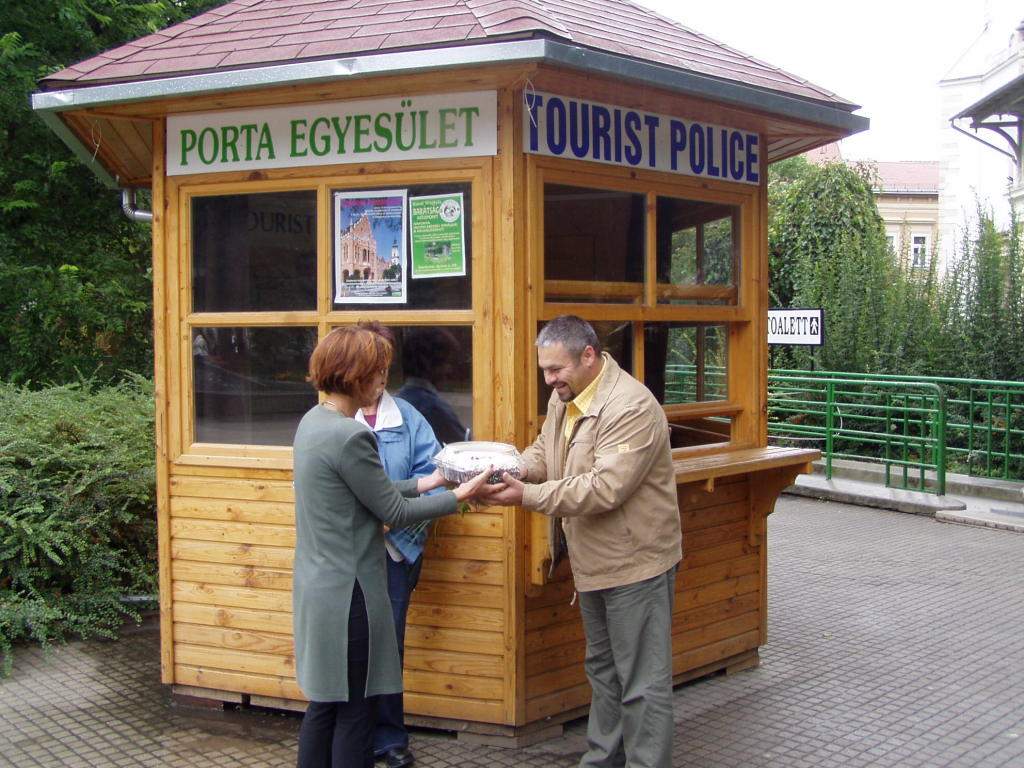 Elismerik a Tourist Police munkatársait