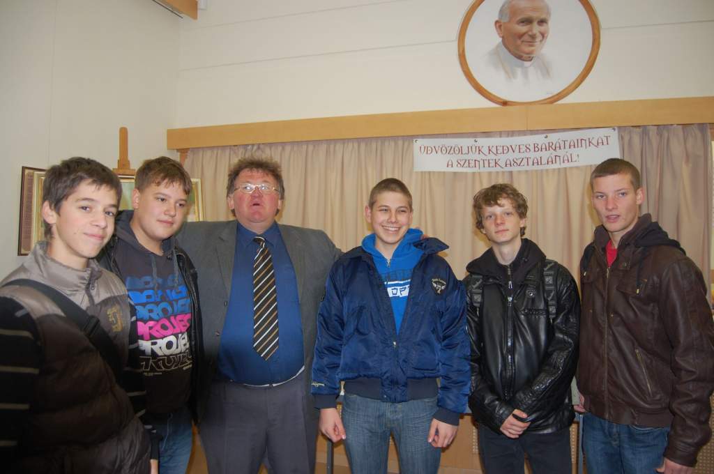 Piarista diákok önkéntesként segítik a Wojtyla Ház munkáját