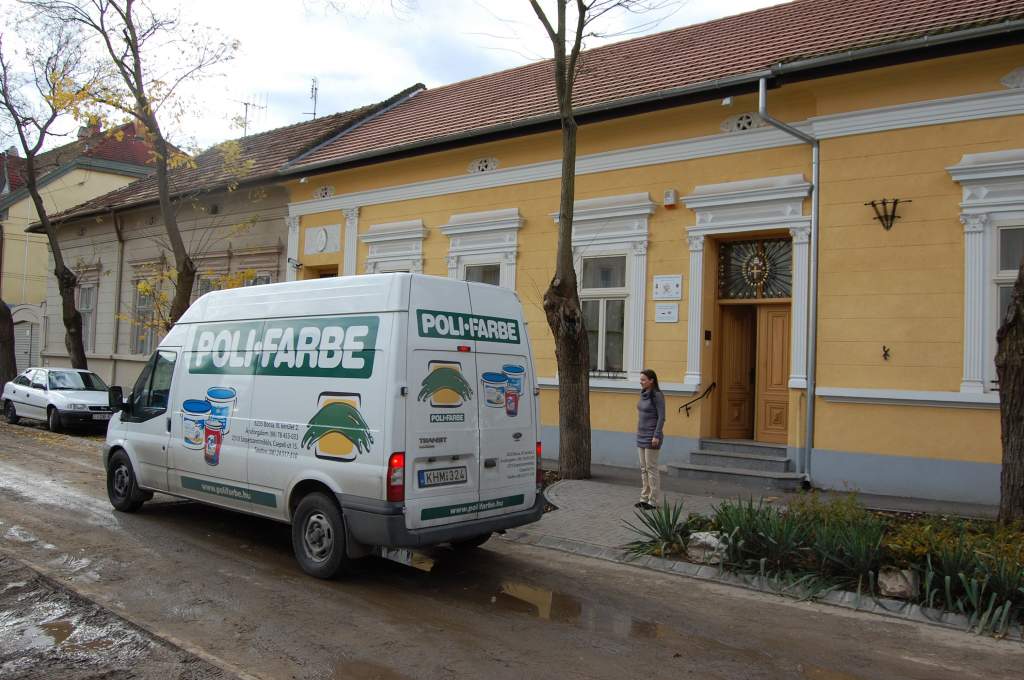 A Szociális Munka Napján a Poli-Farbe festékgyár igazgatója, Szabó Antal, illetve barátai vendégelték meg a Wojtyla Ház lakóit