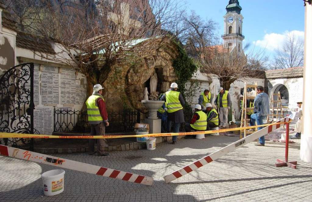 Megkezdődött a Golgota szobor csoport restaurálása - megújul a kolostor kerítés is