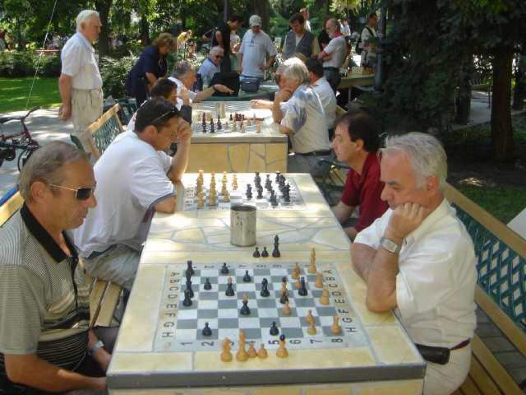 A sakkozók már birtokba vették az új főtéri asztalokat