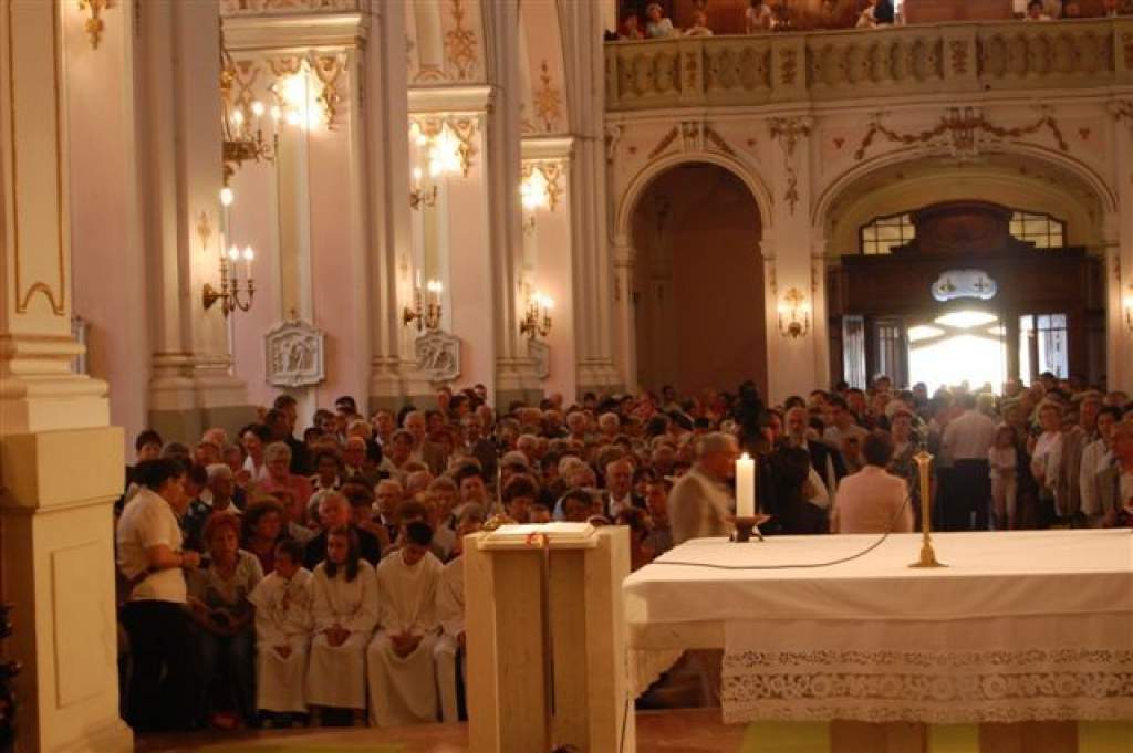 Nyolc új papot szentelt fel, indított szolgálatba dr.Bábel Balázs metropolita 