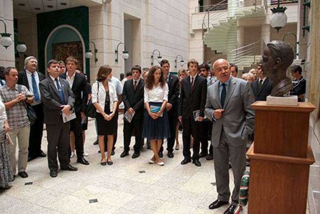 Diákoknak mutatta be a Külügyminisztérium főépületét Martonyi János