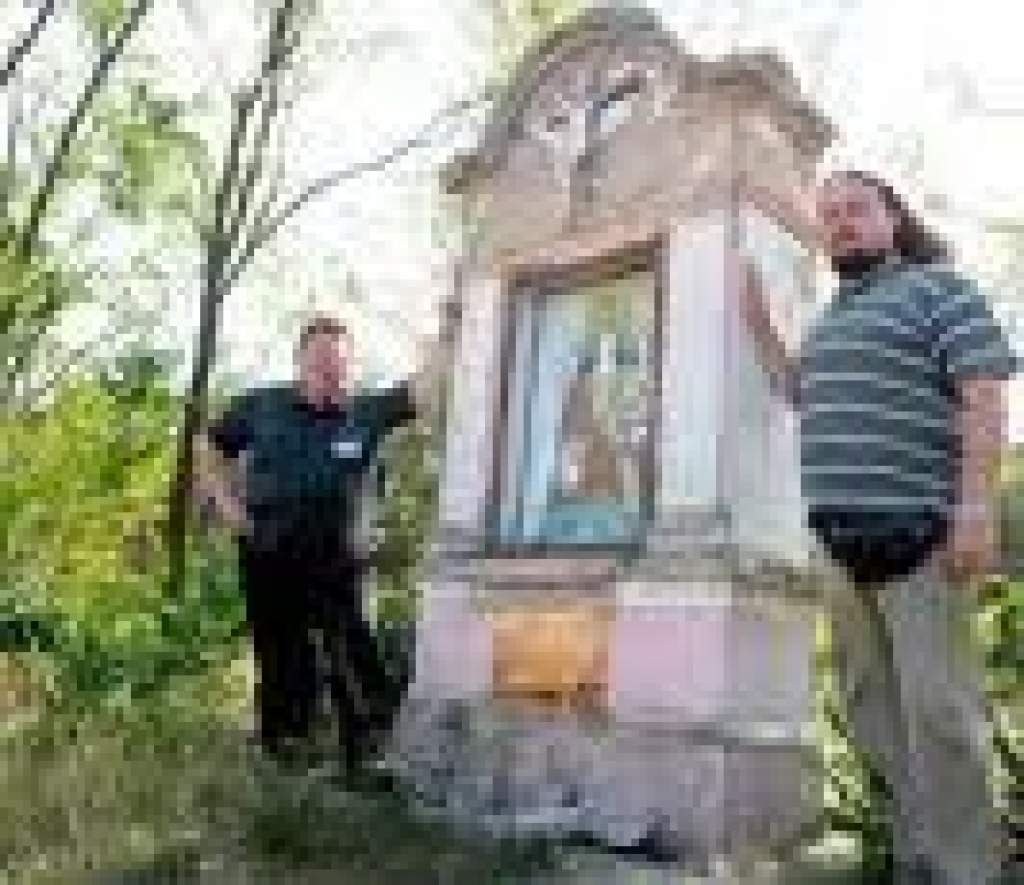 Szent Mihály nap Ladánybenén-a Porta Egyesület is segített az emlékfal újításba