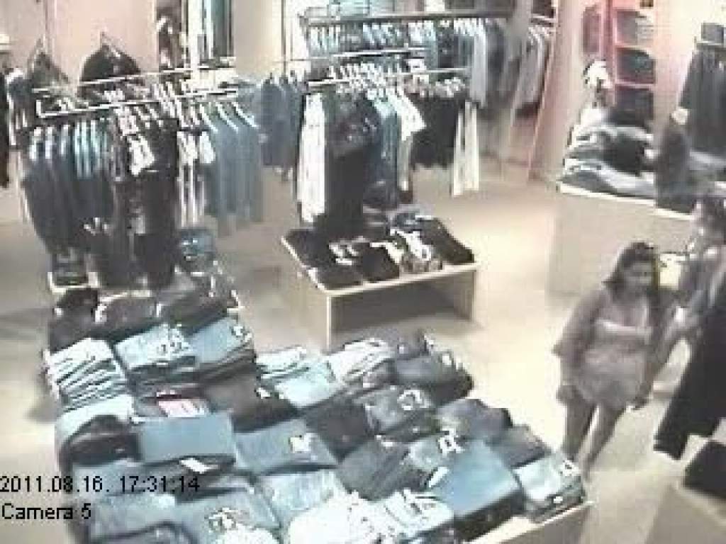 Női felsőket, pulóvert lopott el két fiatal nő Kecskeméten egy üzletből